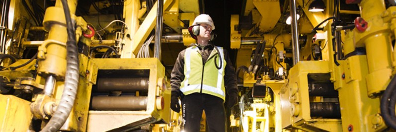 werkzaamheden aan het spoor met stopmachines in Den Bosch